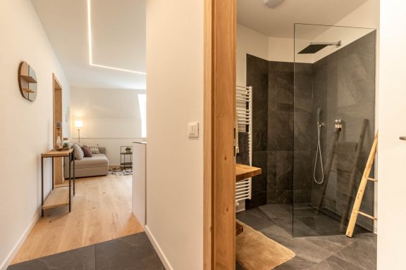 Modernes Badezimmer mit Walk-in-Dusche und natürlichen Farbtönen