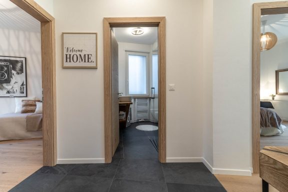 Eingangsbereich mit klarer Linienführung