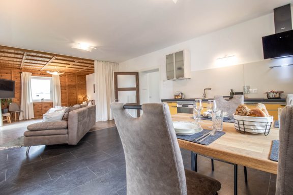 Moderner Essbereich mit grauen Stühlen und gepflegtem Interieur