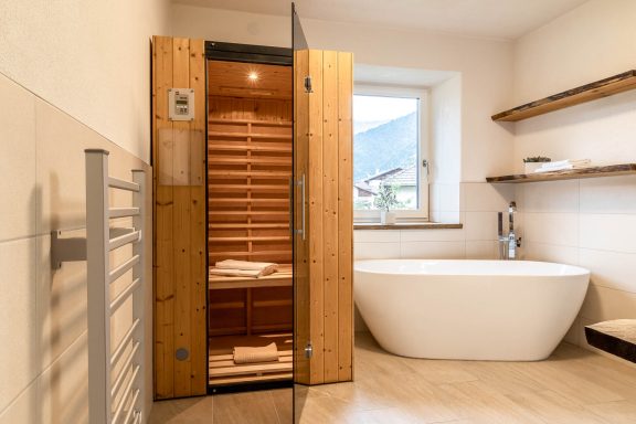 Infrarot-Sauna in modern saniertem Wellnessbereich