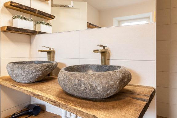 Steinwaschbecken auf Holzplatte als modernes Designelement