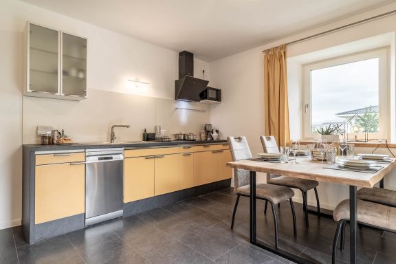 Moderne Wohnküche mit Holzelementen und harmonischer Beleuchtung