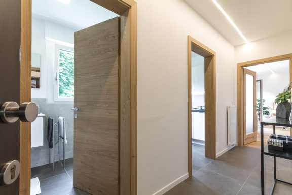 Moderner Eingangsbereich mit hellen Wandflächen