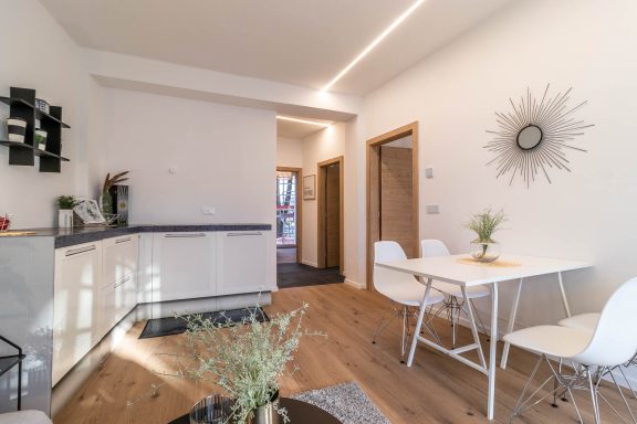 Offener Wohn- und Küchenbereich mit klaren Linien und hellen Materialien